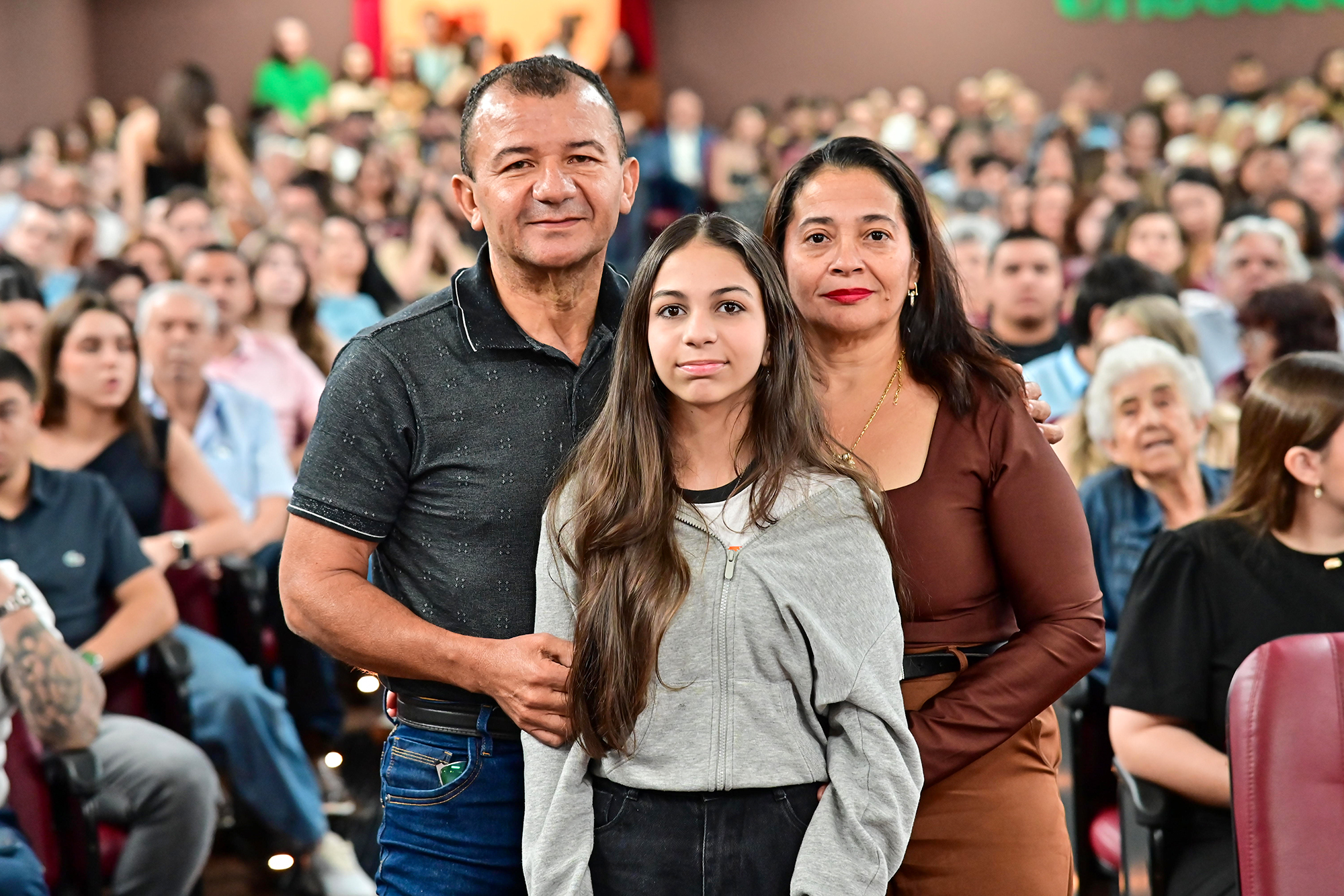 José Aparecido da Silva na cerimônia de acolhimento aos ingressantes, no teatro da Unoeste, com a neta Nicolly e da esposa Maria do Socorro