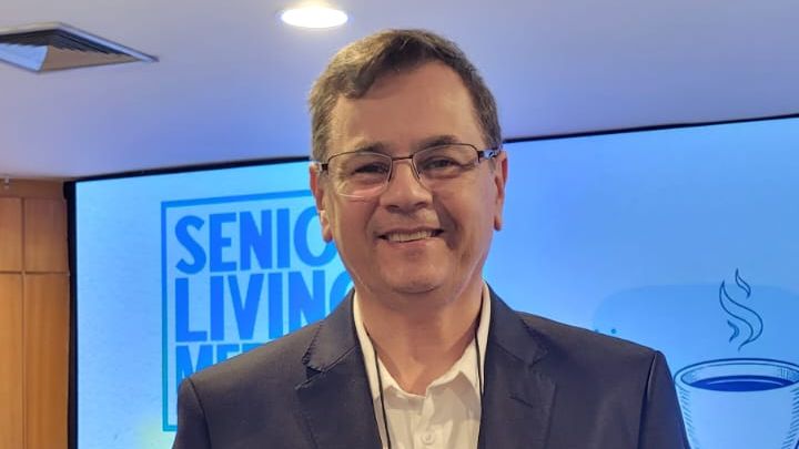 Norton Mello, homem, branco, cabelos curtos, escuros e usa óculos