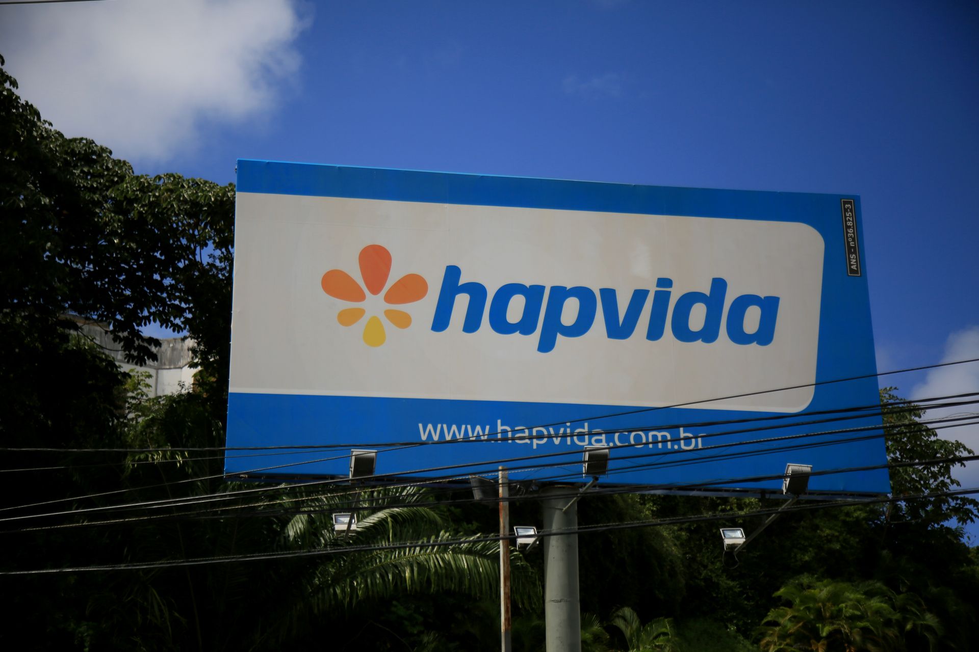 Salvador, Bahia, Brasil - 26 de maio de 2021: outdoor com o logotipo da assistência médica Hapvida na cidade de Salvador