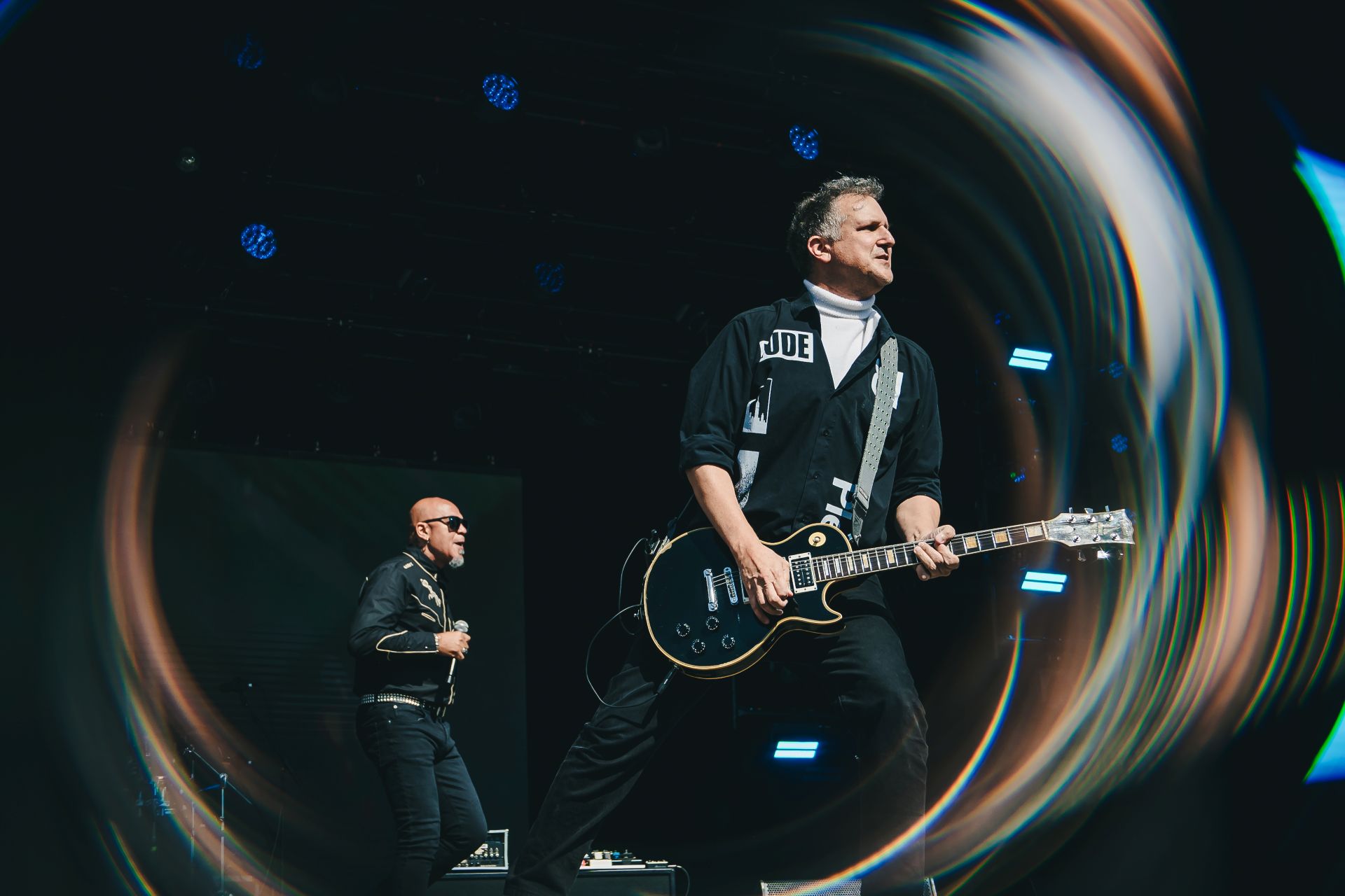 Os integrantes da Plebe Rude estão no palco se apresentando