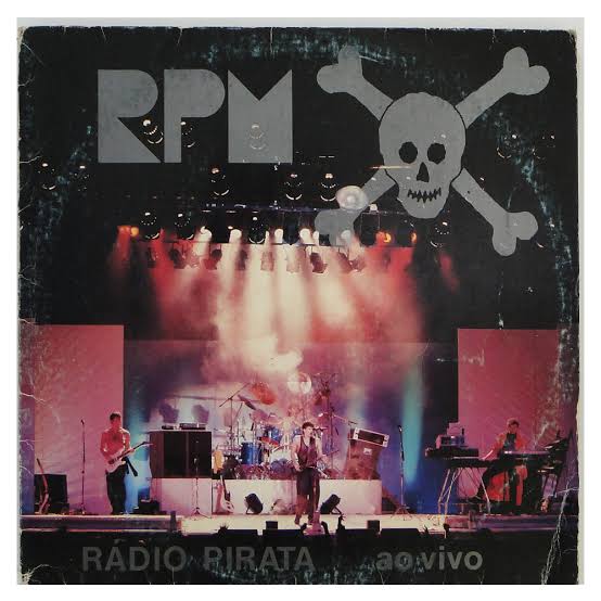Capa do disco traz a banda no palco e um símbolo de pirata com caveira
