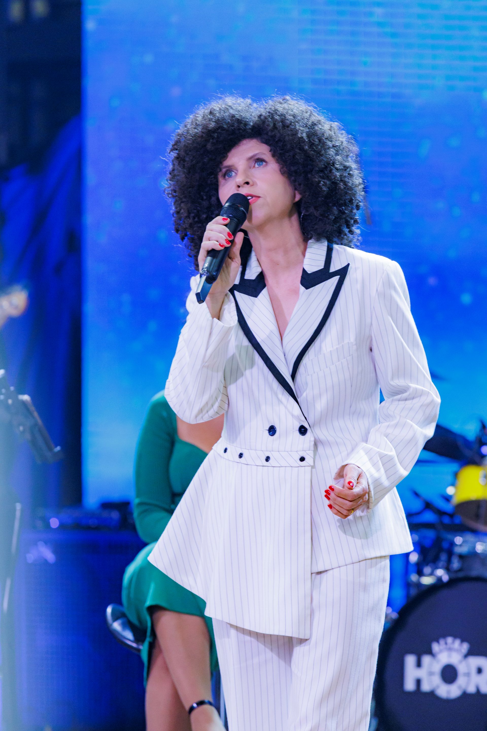 Roberta Campos está cantando durante o programa Altas Horas