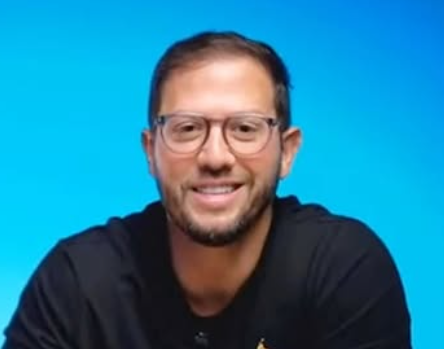 Rodrigo Góes, homem, branco, cabelos curtos e castanhos, de óculos