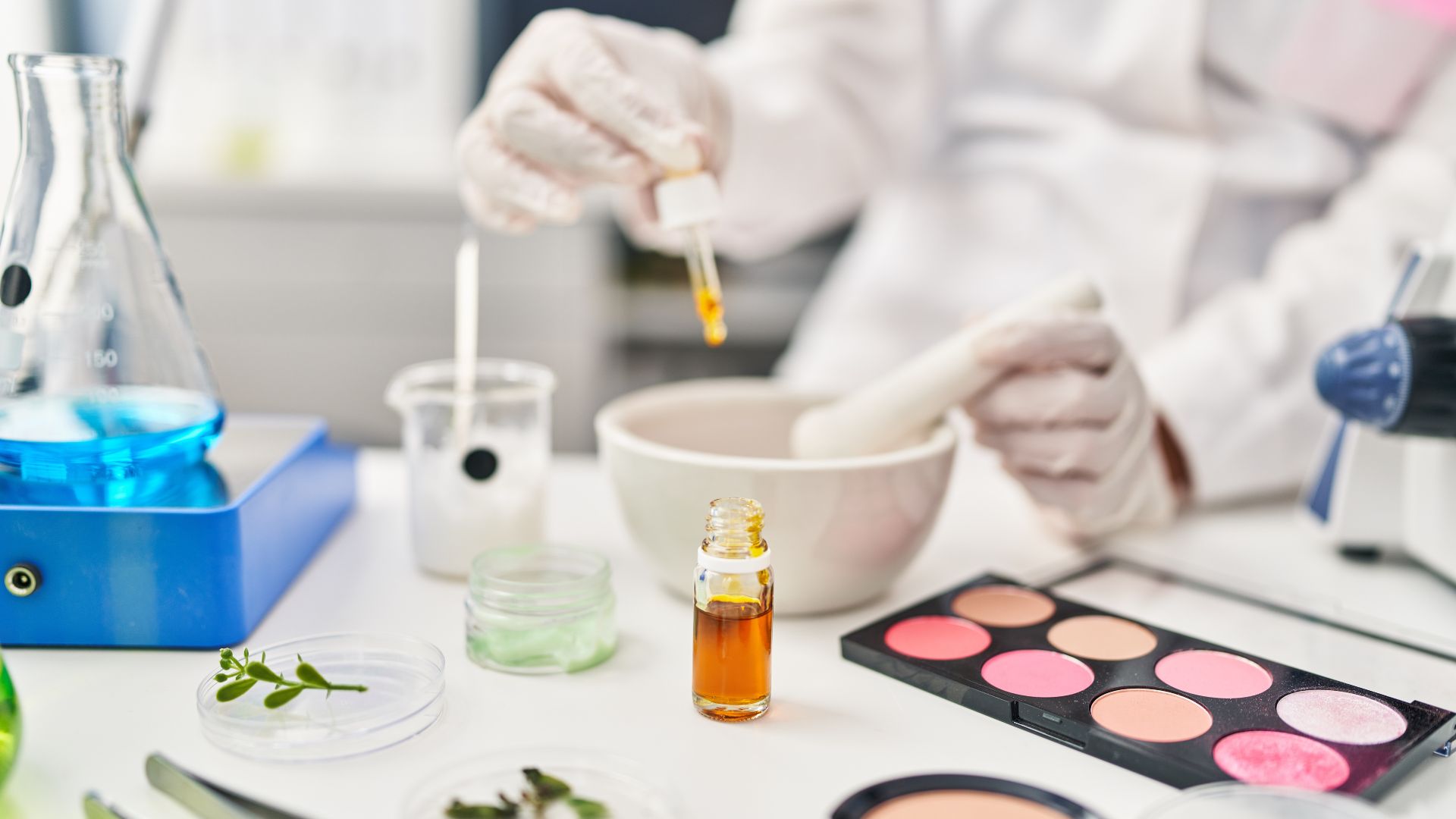 Testes de cosméticos podem avaliar benefícios específicos, como hidratação, firmeza e elasticidade