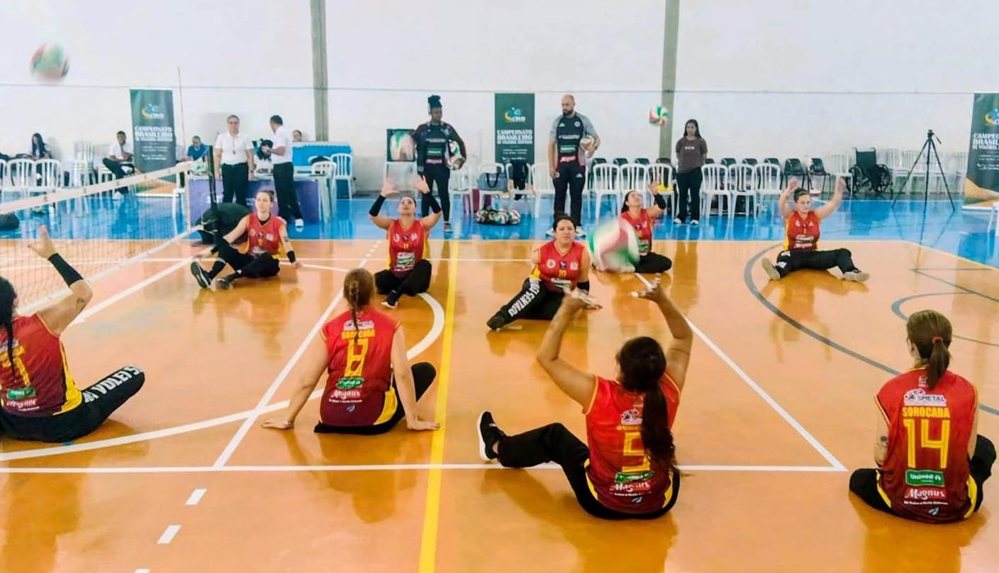 Atletas do vôlei sentado trabalham força, coordenação motora e condicionamento físico