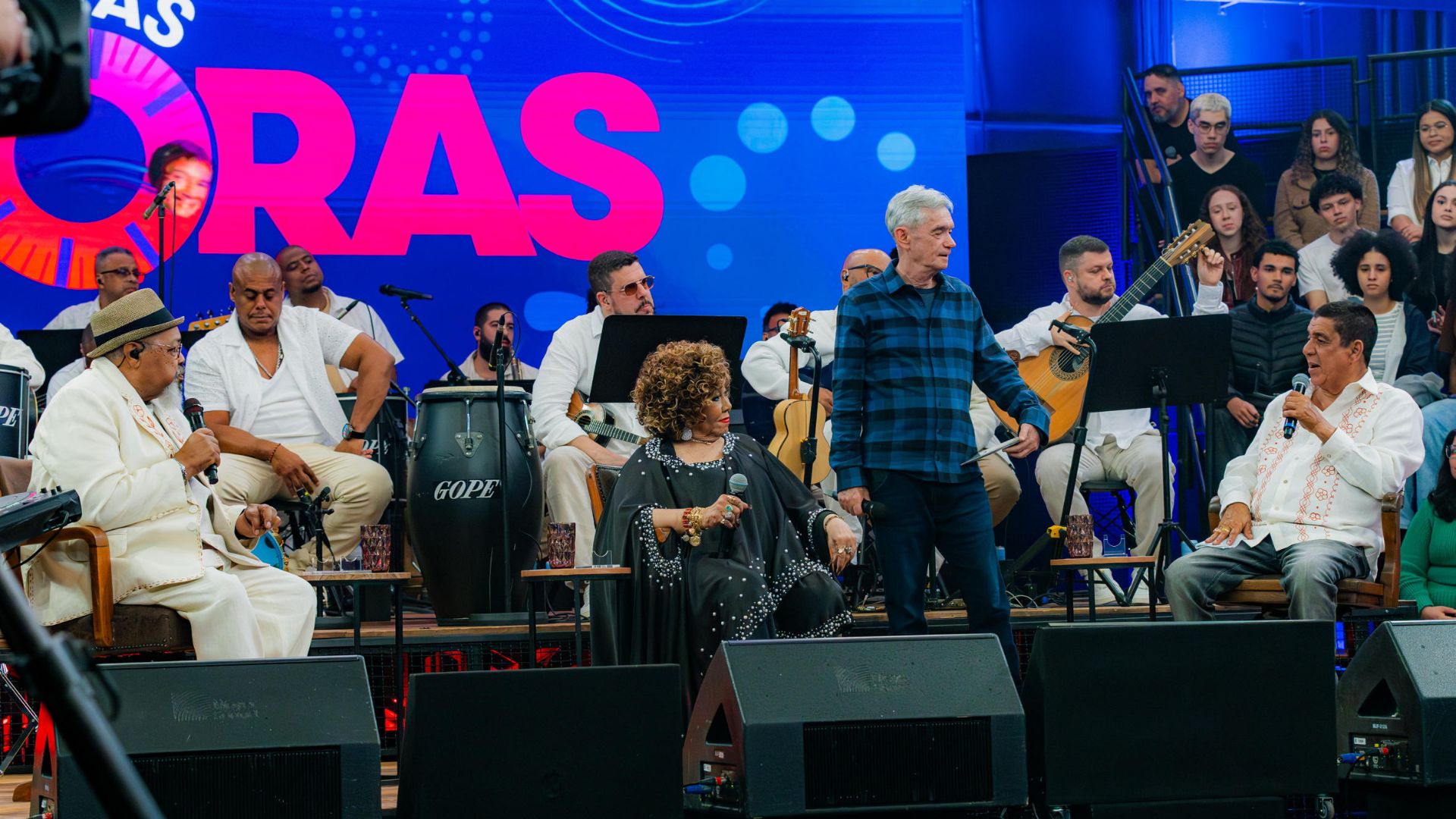 Serginho Groisman recebe Jorge Aragão, Zeca Pagodinho e Alcione no palco do Altas Horas