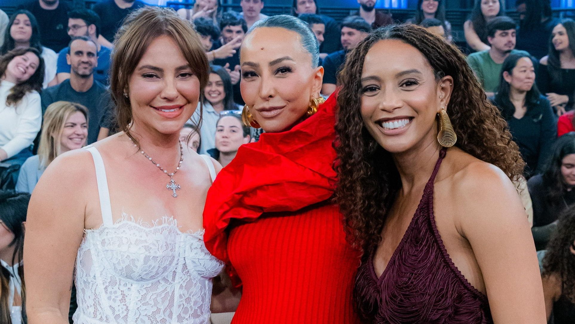 Paolla Oliveira, Sabrina Sato e Taís Araújo participam do 'Altas Horas' deste sábado