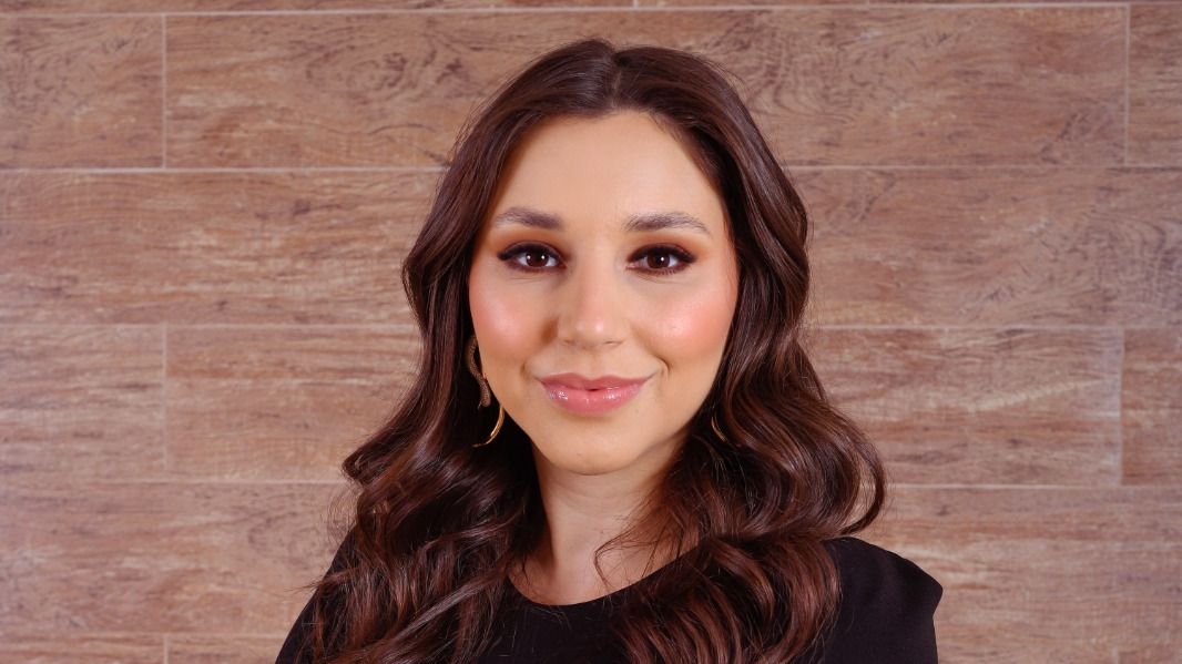Caroline Nogueira, empresária, mulher, branca, cabelos castanhos e longos
