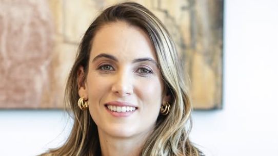 executiva Carolina Cavenaghi, mulher, branca, loira, cabelos longos