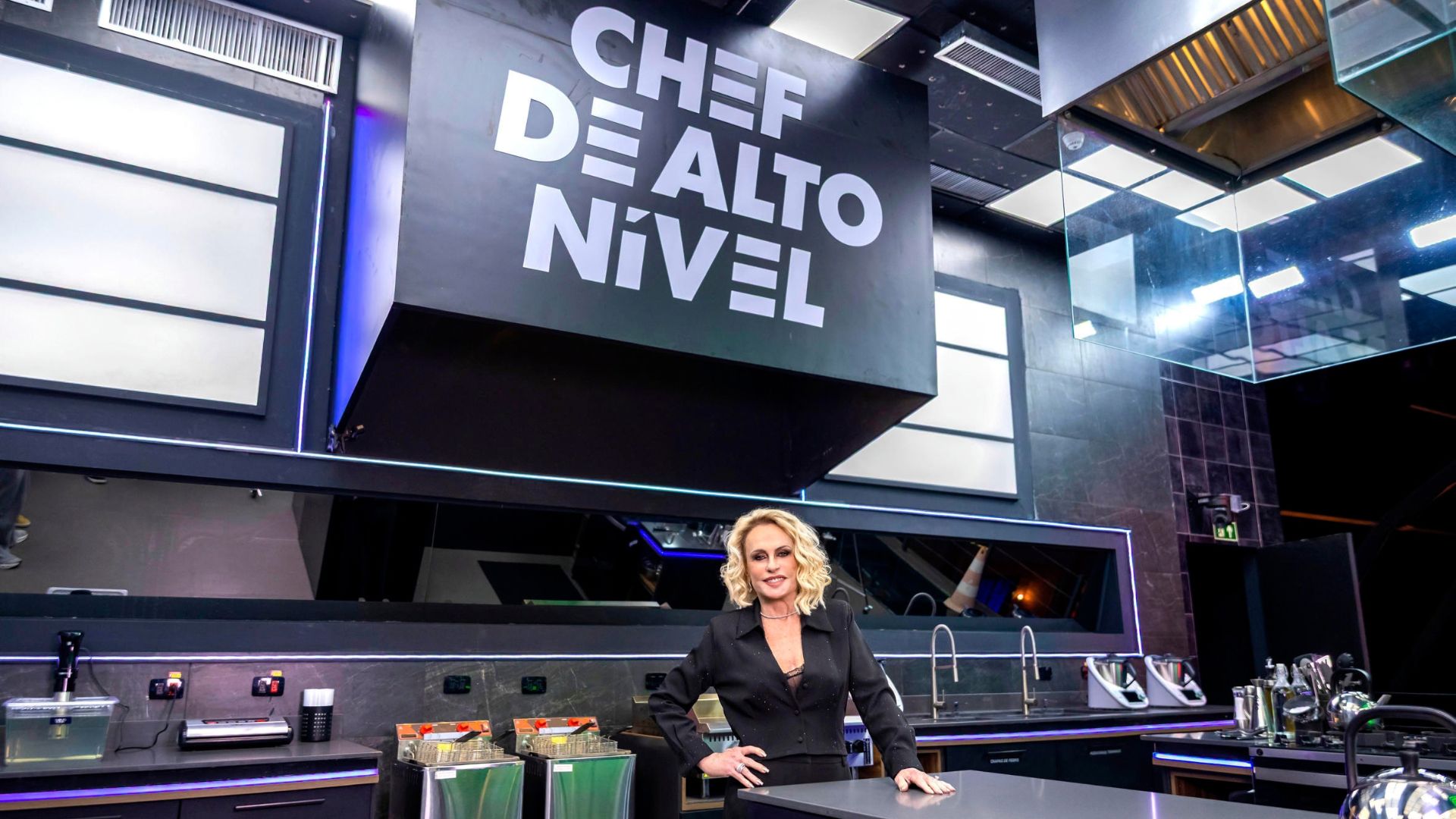 Ana Maria Braga no cenário do reality Chef de Alto Nível