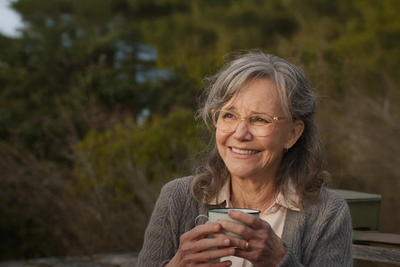 Sally Field está sorrindo