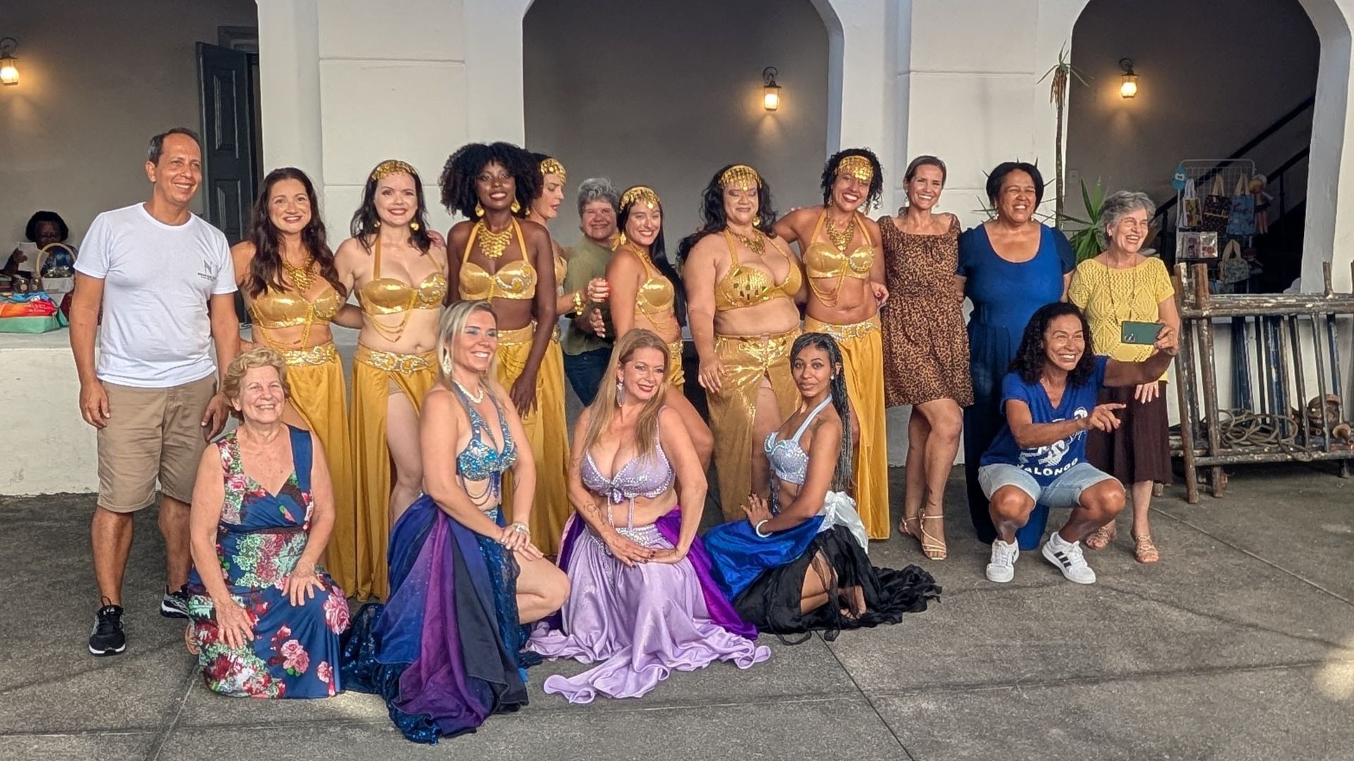 Aulas de dança do ventre são adaptáveis e permitem que mulheres de diferentes gerações compartilhem experiências