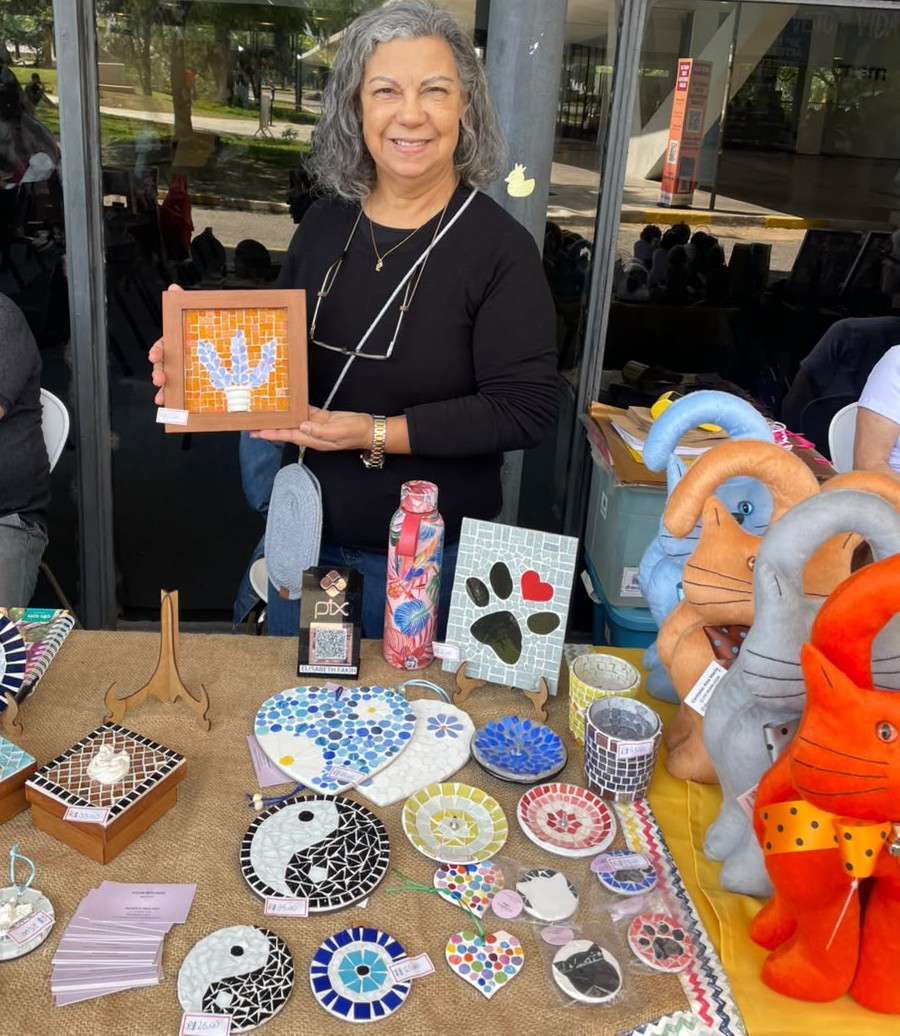 Elisabeth Abrão Fakih, de 65 anos, empreende com mosaicos