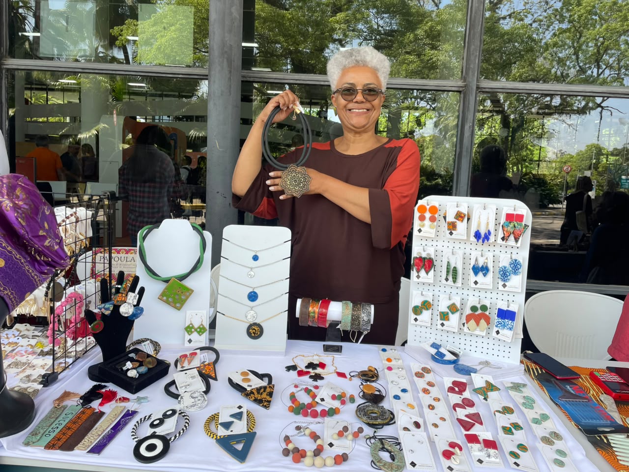 Teresa Cristina começou a trabalhar com bijuterias artesanais depois dos 55 anos