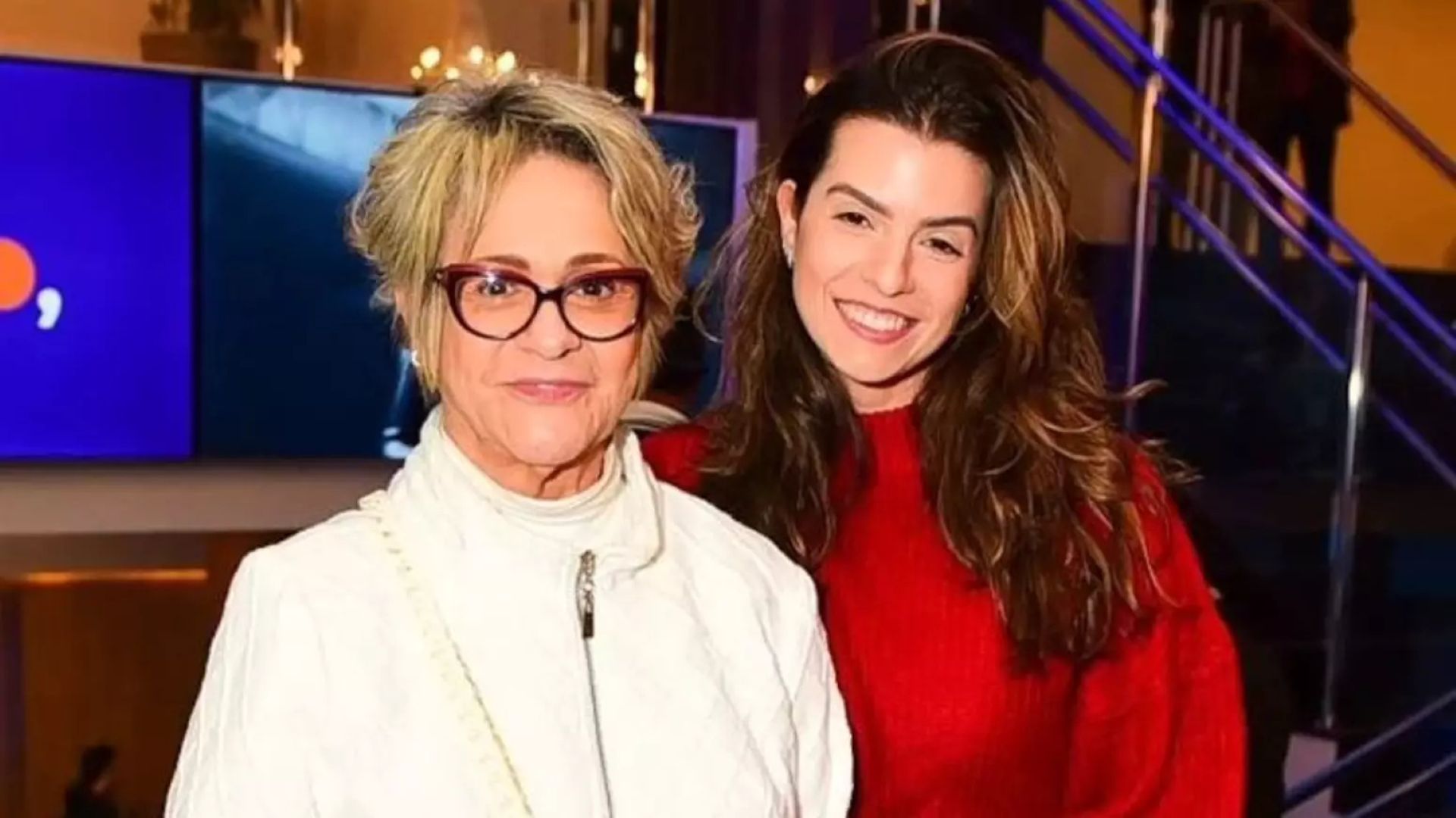 Fafy Siqueira está de branco e ao lado da então mulher Fernanda Lorenzoni, que está de vermelho