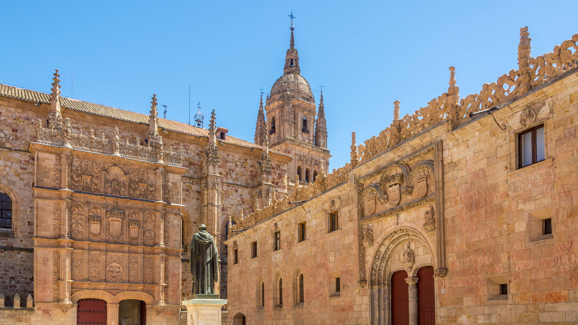 Vista do pátio da universidade em Salamanca, Espanha.