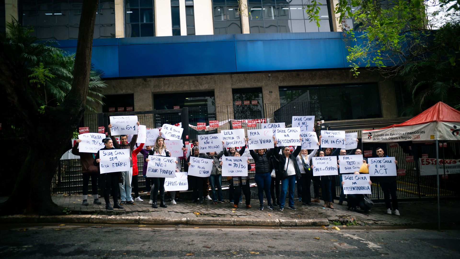 Bancários da Caixa protestam na avenida Paulista no quinto dia de greve