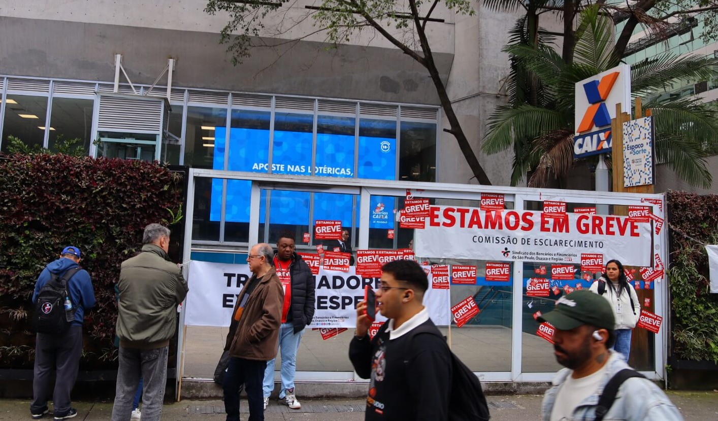 Bancários da Caixa se mobilizam em frente à agência da Caixa durante ato na Paulista