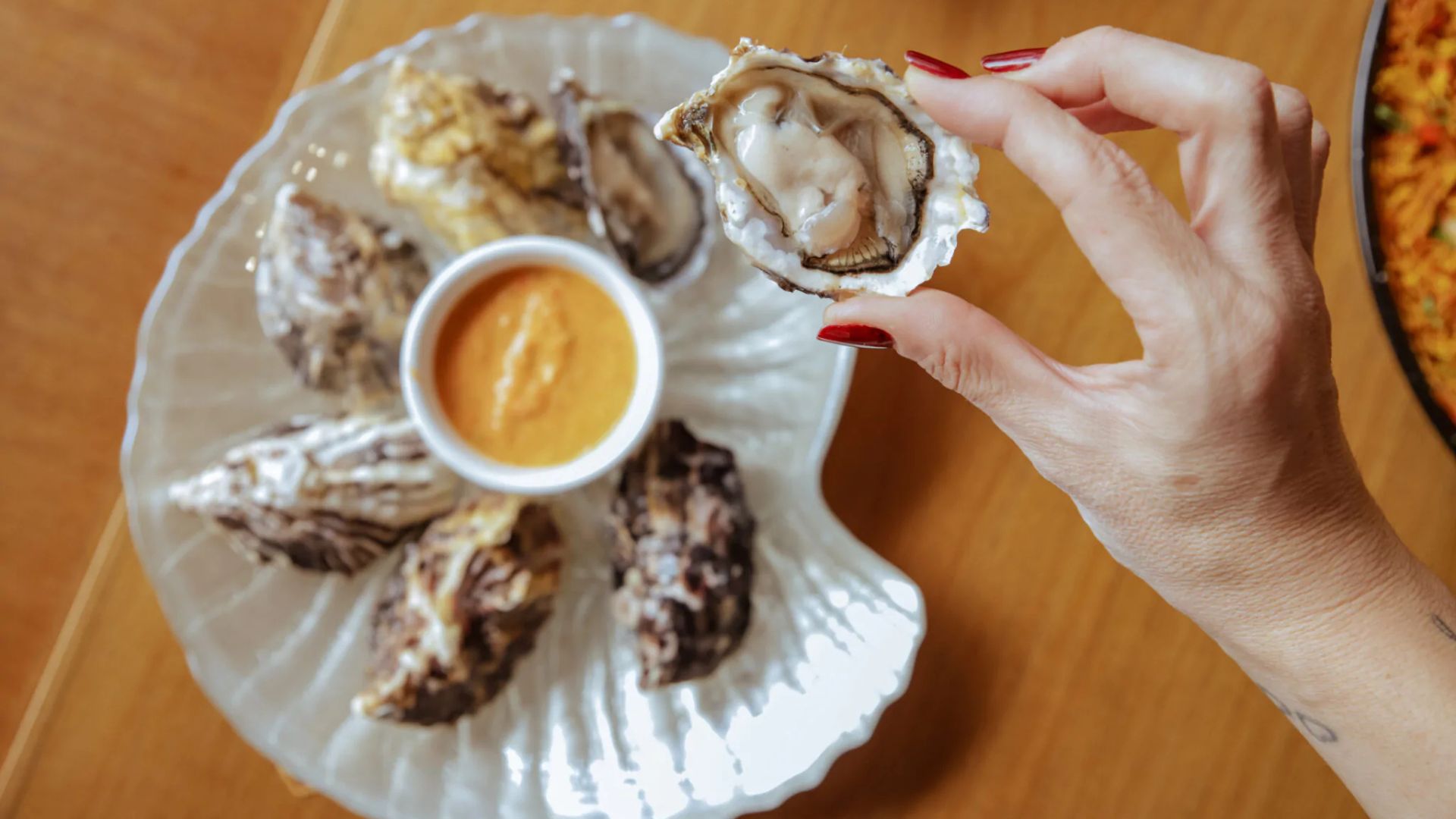 Ostras frescas abertas na hora, acompanhadas de limão e sal, molho picante americano e mignonette tropical de manga