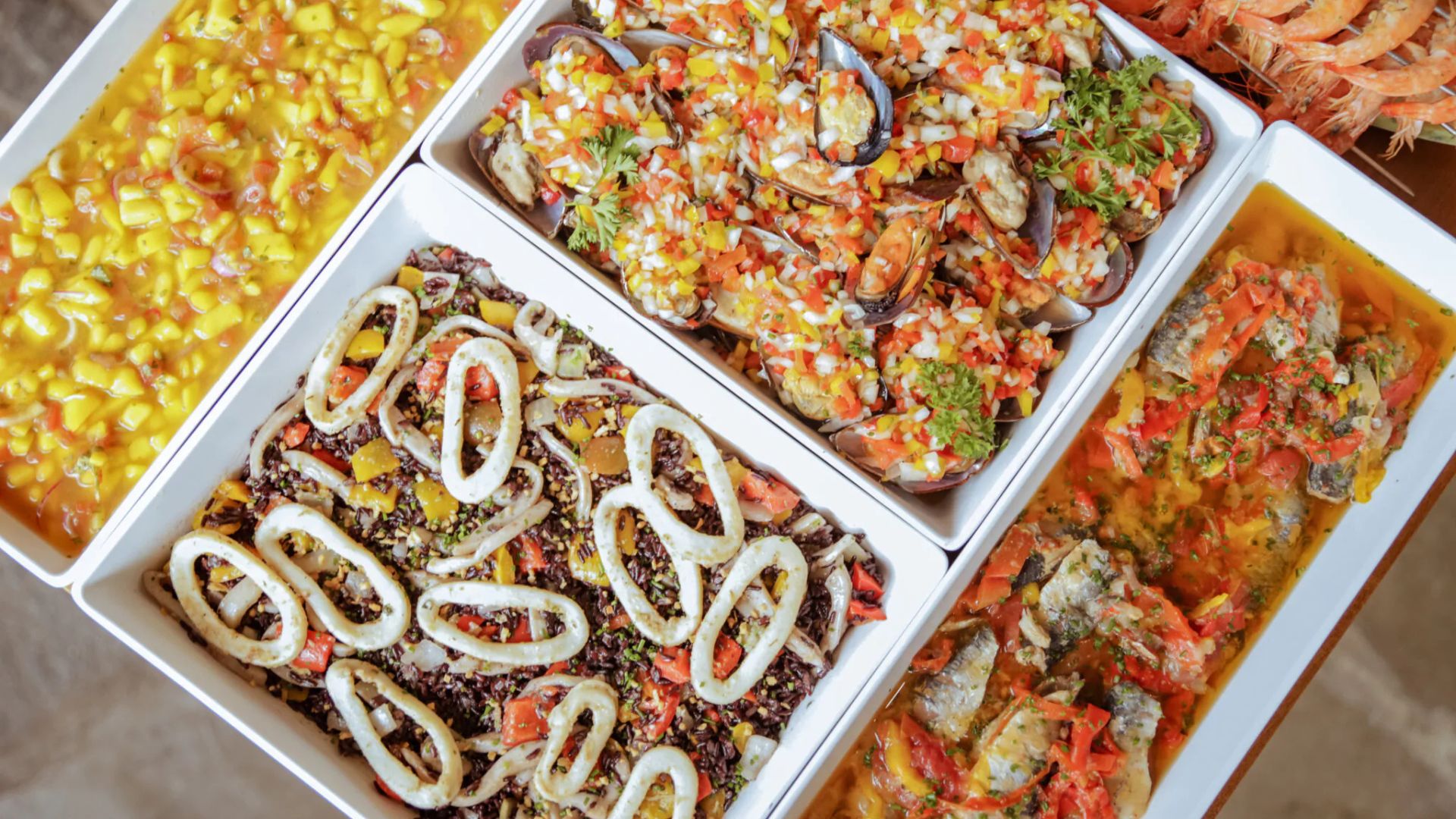 Ilha de saladas e frutos do mar com ceviche, marisco ao vinagrete, tartár com guacamole e quibe cru de atum, entre outros