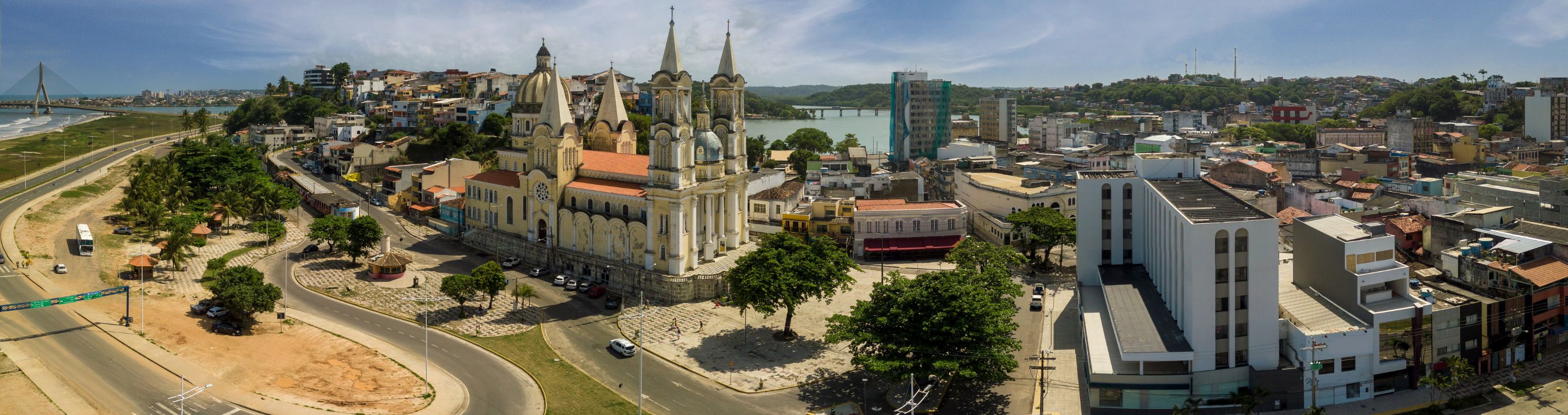 Vista do centro histórico de Ilhéus, cartão-postal da cidade, com destaque para a Catedral de São Sebastião
