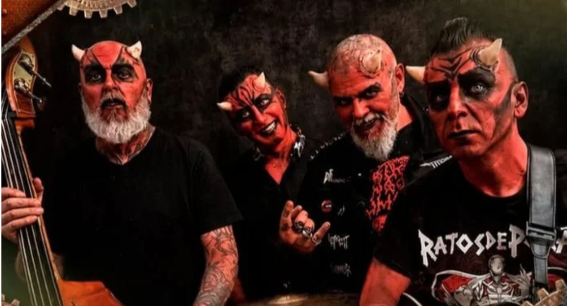O quarteto, liderado por João Gordo, usa roupas pretas e pele pintada de vermelho
