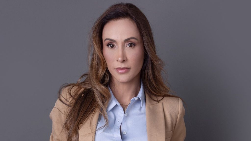 Márcia Ribeiro, advogada, mulher, branca, cabelos longos e castanhos