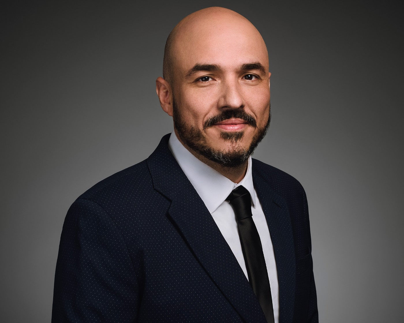 Foto de Michel Marinho usando roupa social