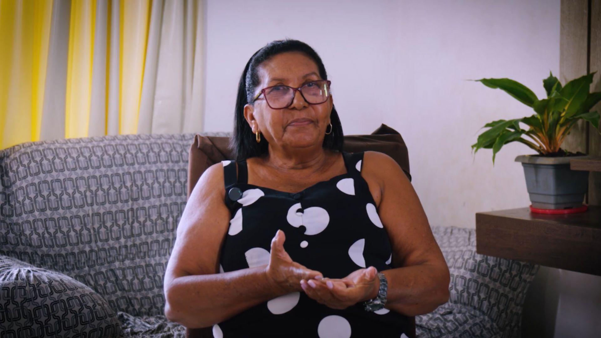 Nita Chagas, 69, foi professora e hoje costura para complementar a aposentadoria