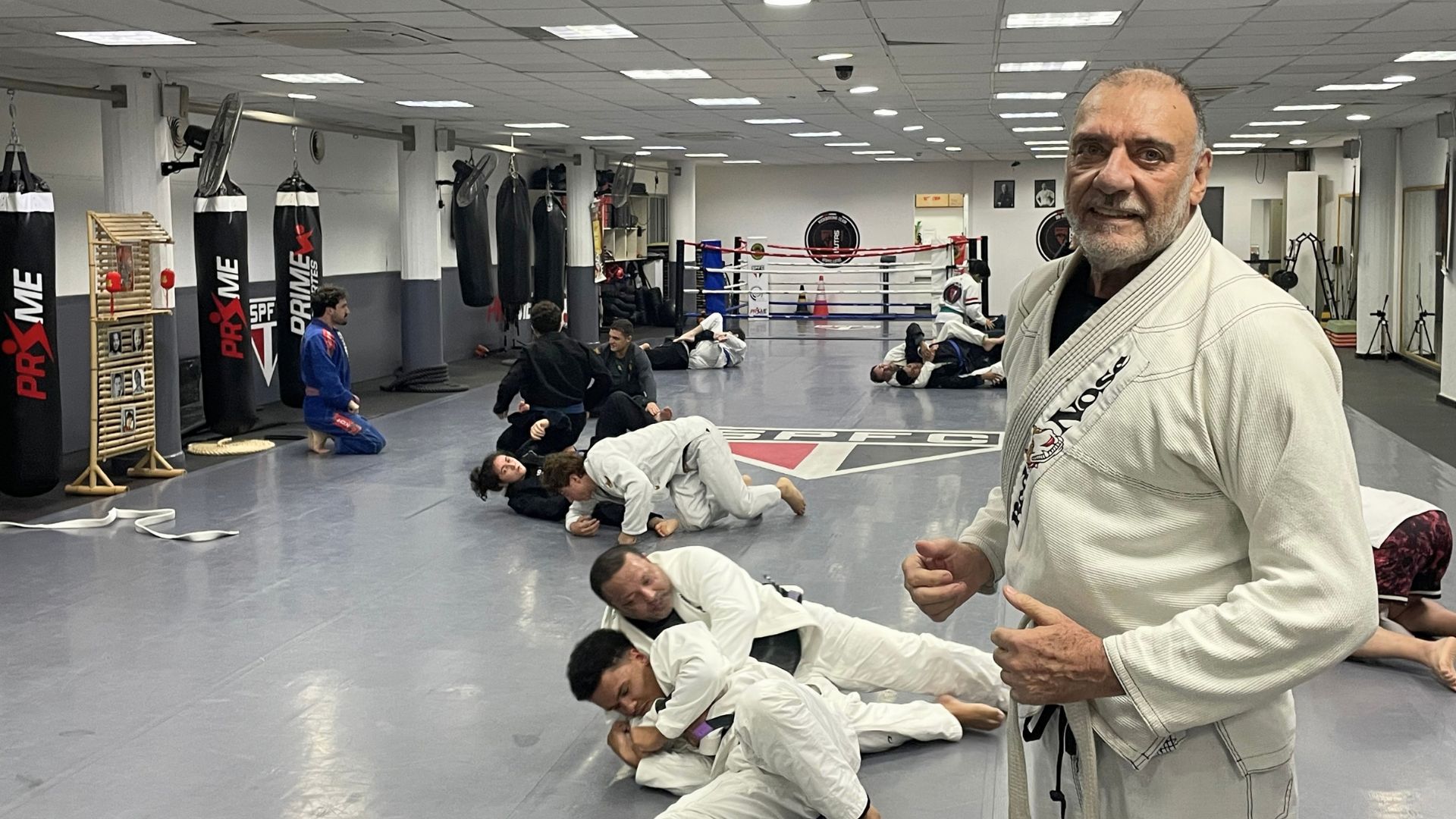 Aos 70 anos, Nivaldo Santos divide o tatame do SPFC com diferentes gerações