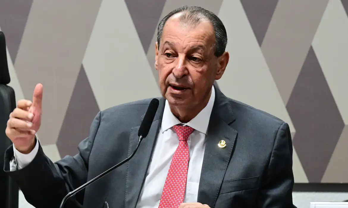 Omar Aziz, homem, branco, cabelos curtos castanhos