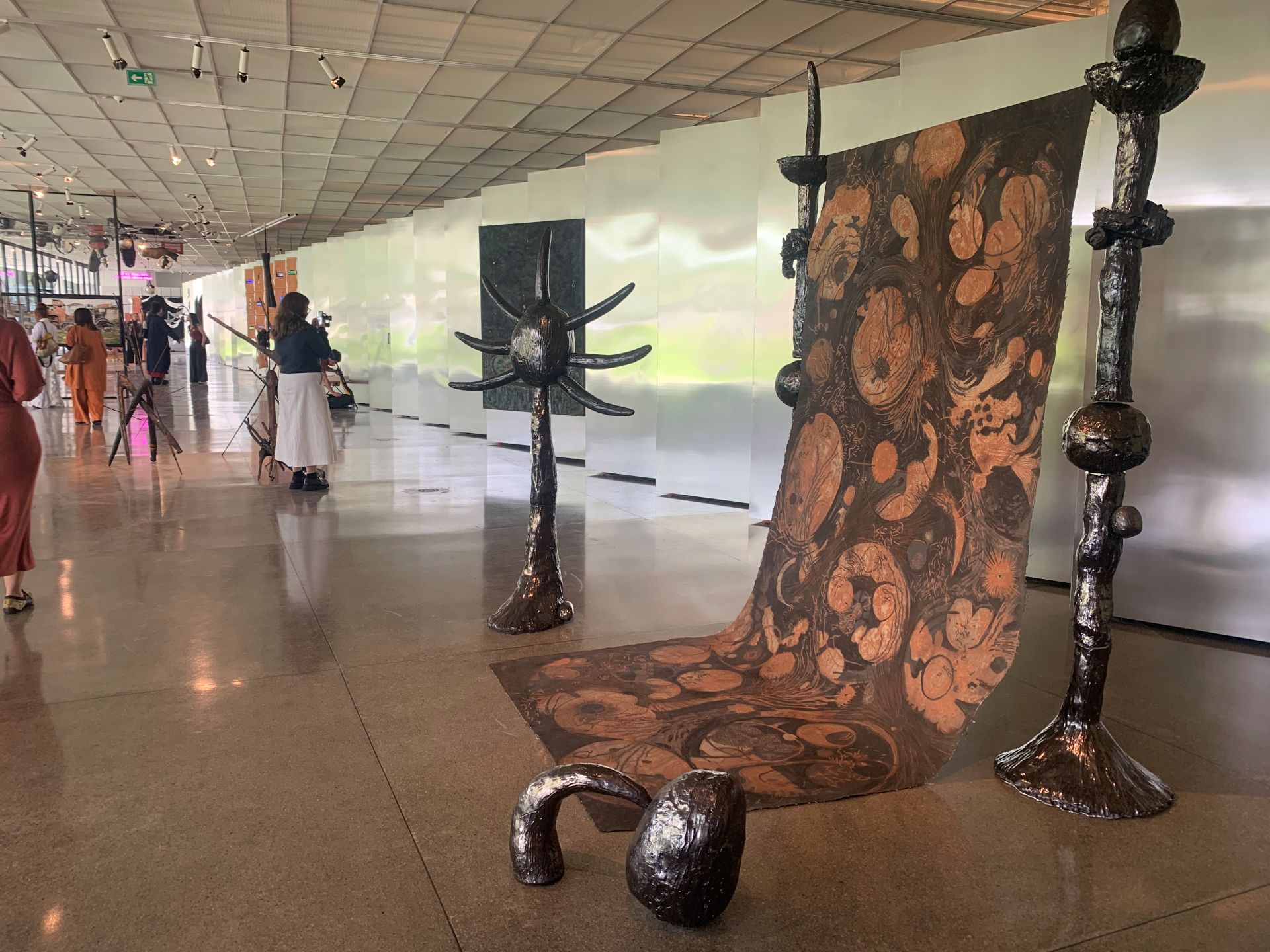 Uma obra do 39º Panorama da Arte Brasileira em destaque na sala de exposição livre, sem divisórias