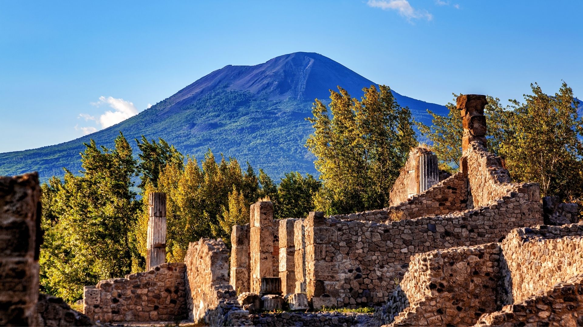 Ruínas de Pompeia, na Itália, com o Monte Vesúvio ao fundo