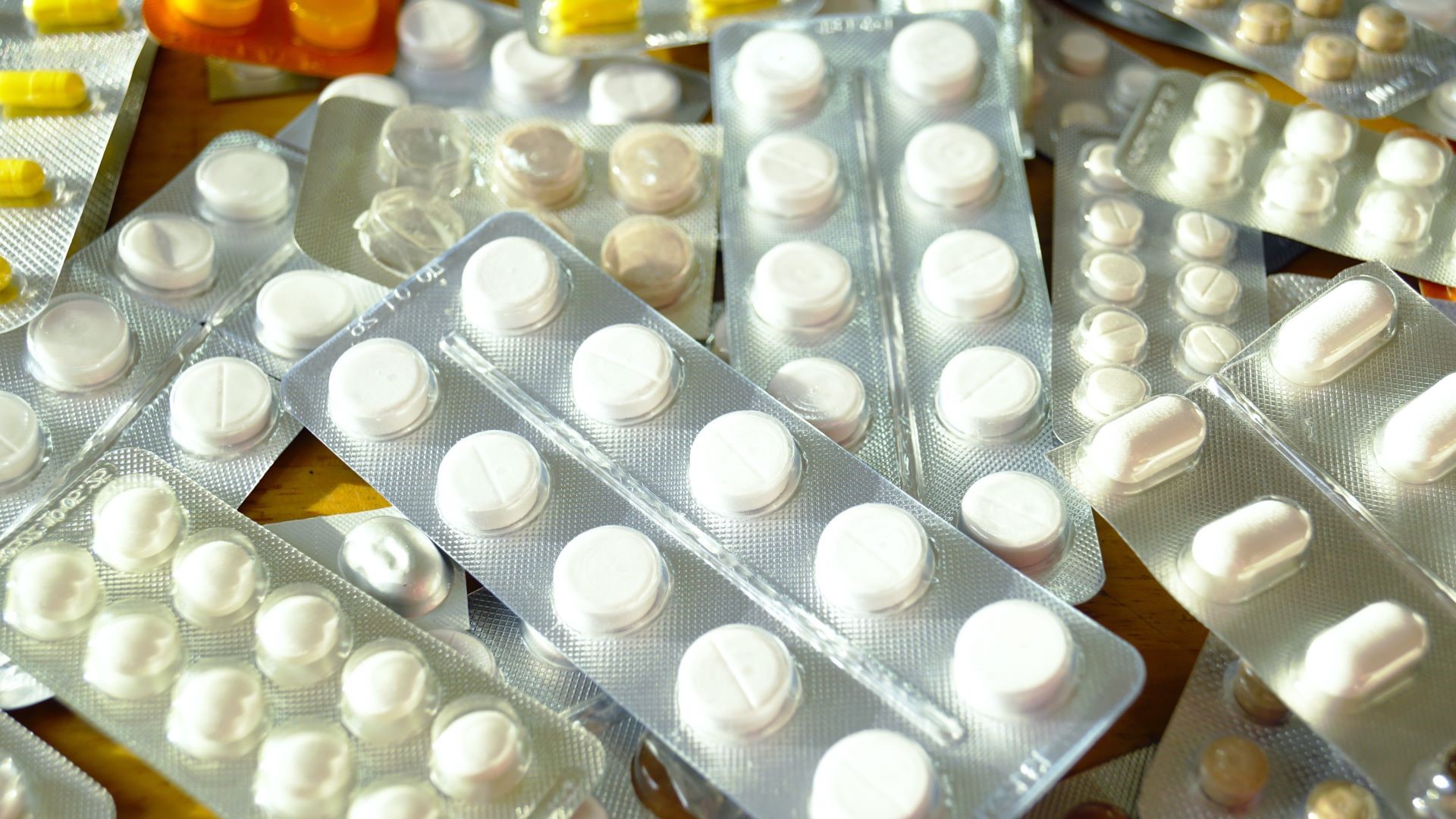 Diversas cartelas de medicamentos amontoados