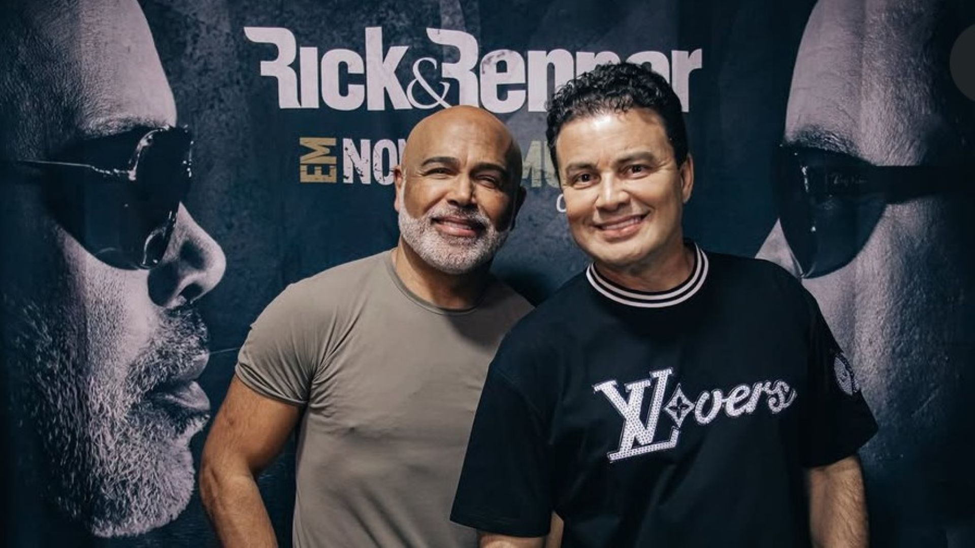 Rick está ao lado de Renner; ambos estão sorrindo