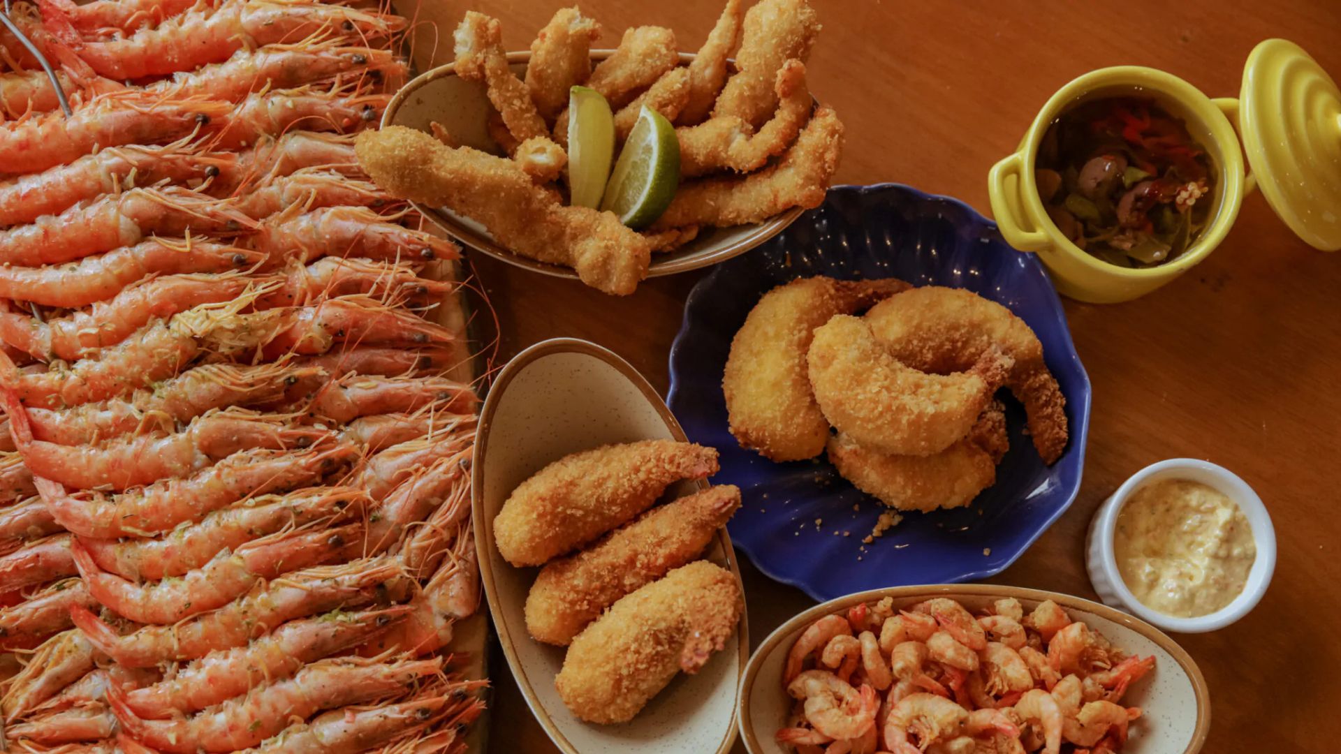 Camarão no espeto, camarão na Panko com Catupiry, camarão crocante, isca de peixe e Fish Burguer estão entre as opções