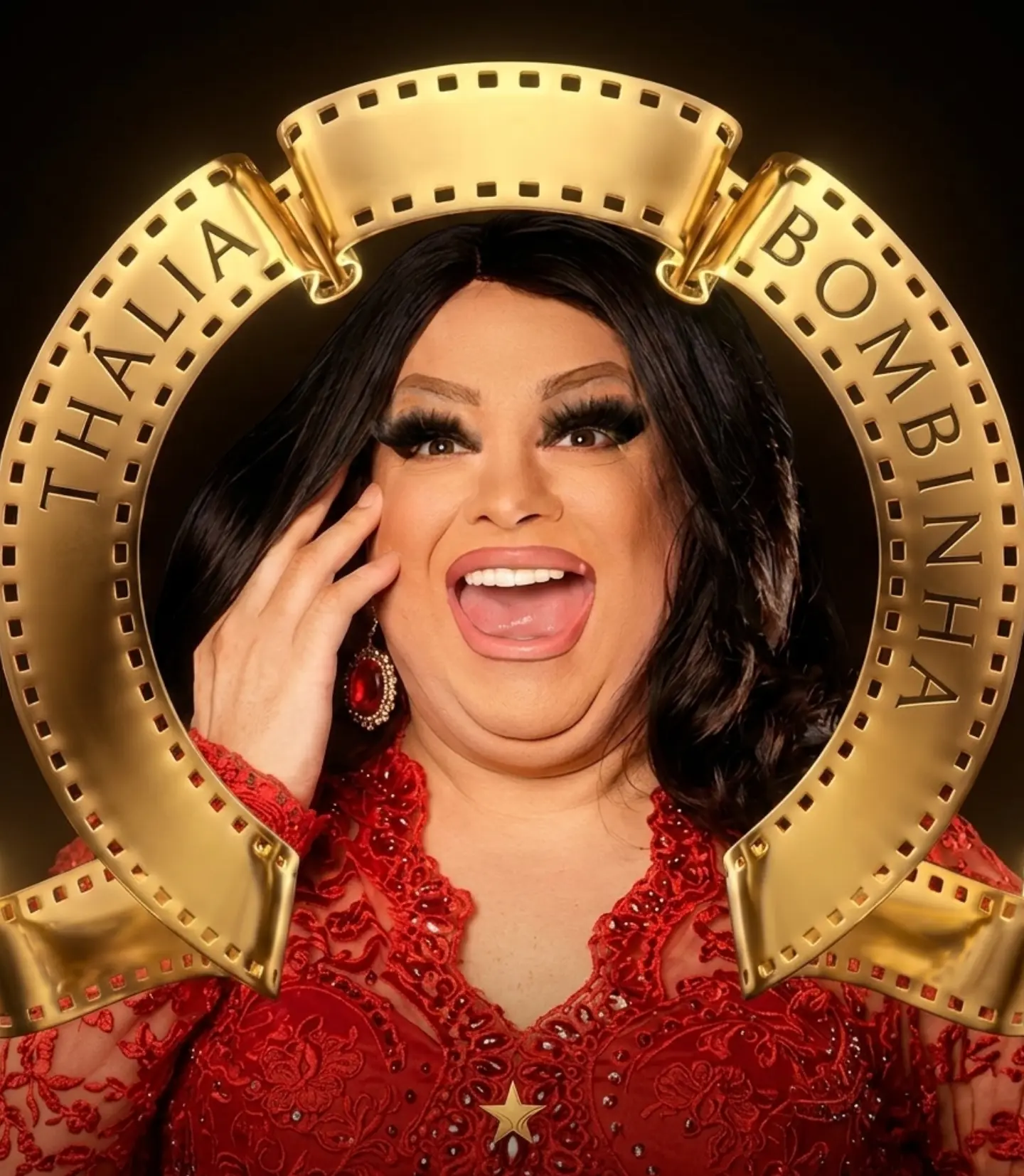Thália Bombinha se tornou uma das maiores referências do humor drag e transformismo no Brasil
