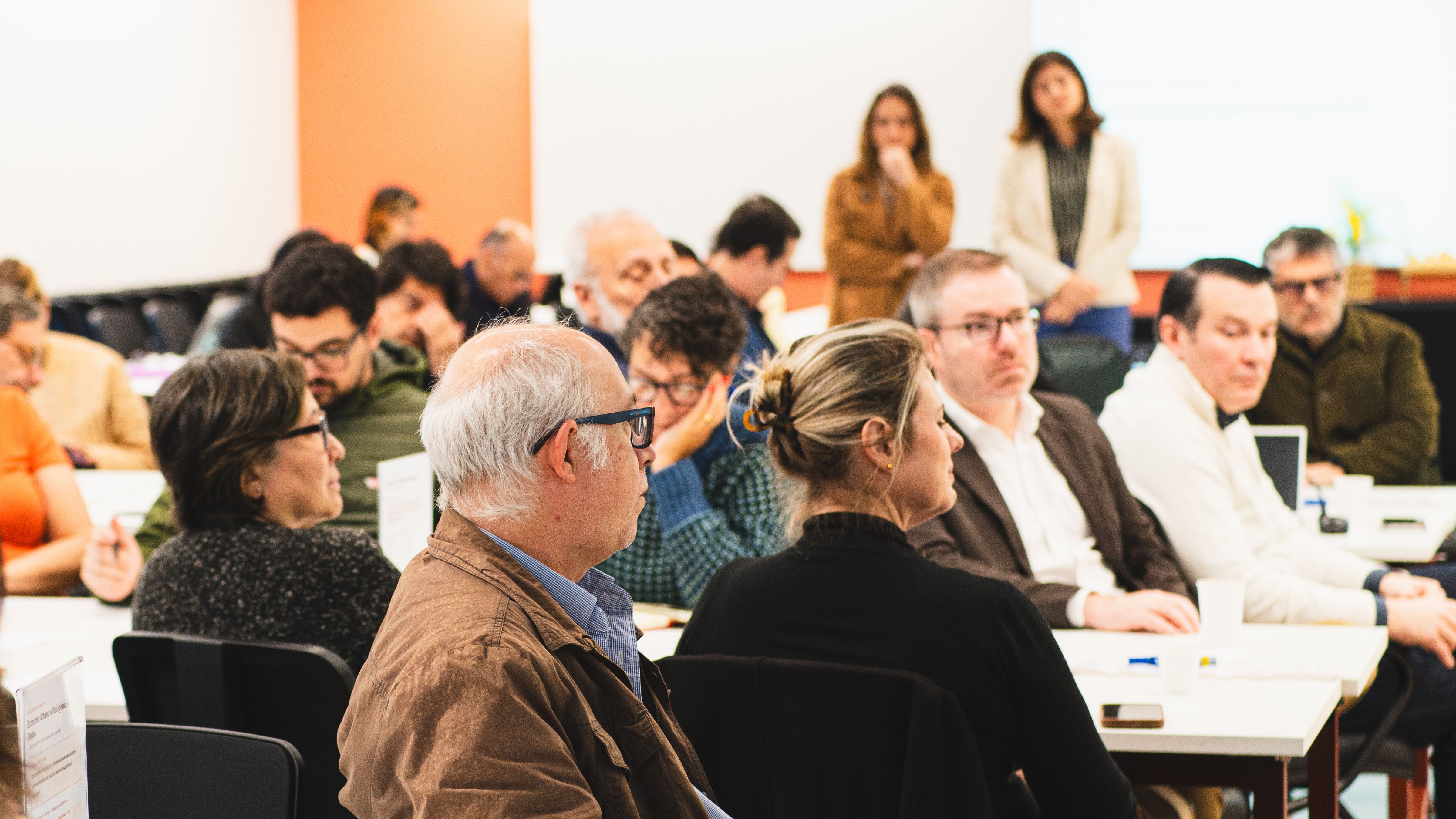grupo de trabalho reunido em sala de aula