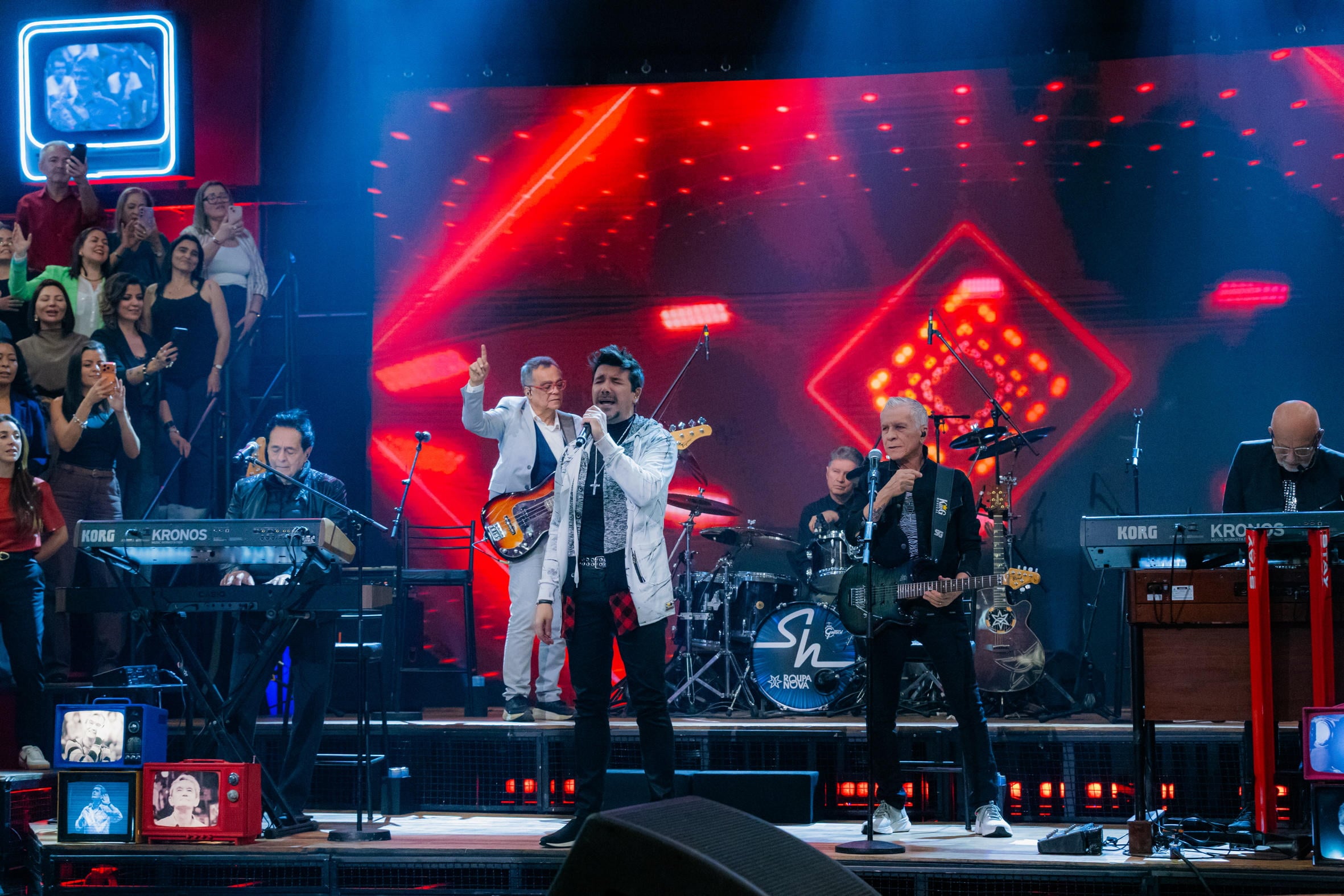 Grupo Roupa Nova se apresenta no palco do 'Altas Horas' deste sábado