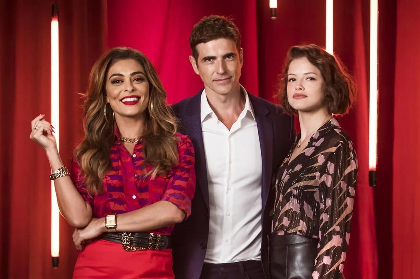 Maria da Paz (Juliana Paes) ao lado do marido, Régis (Reynaldo Gianecchini), e da filha, Josiane (Agatha Moreira), em novela marcada por um triângulo amoroso