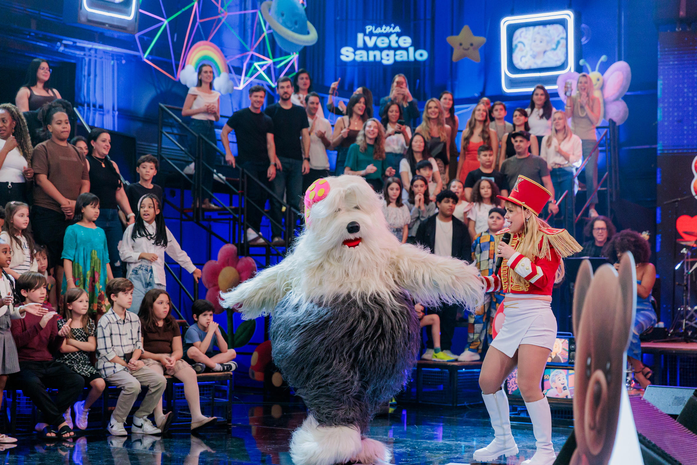Priscila, da TV Colosso, dança com as Paquitas no Altas Horas