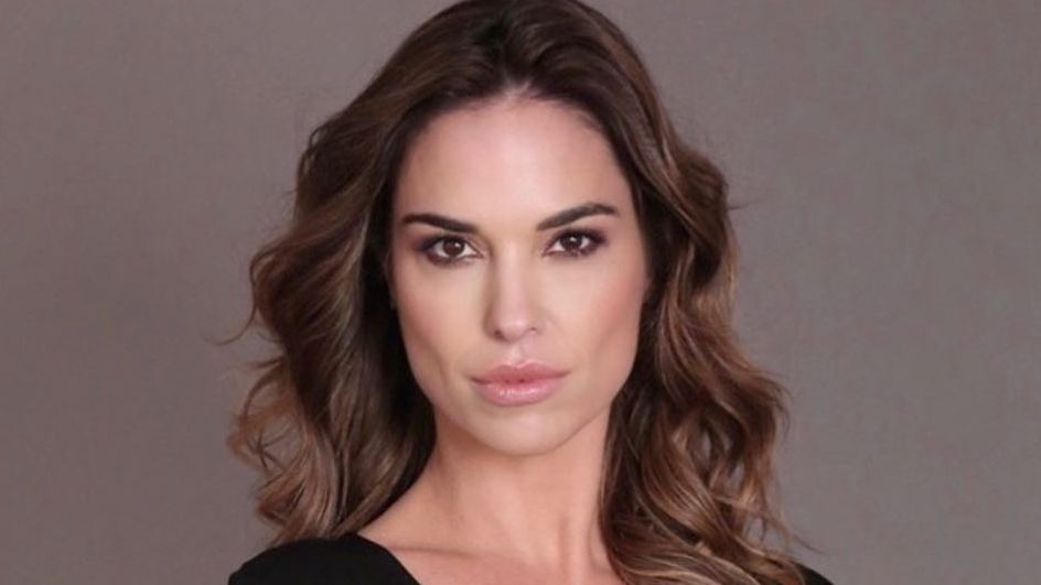 Ana Medici, executiva, mulher, branca, cabelos longos escuros