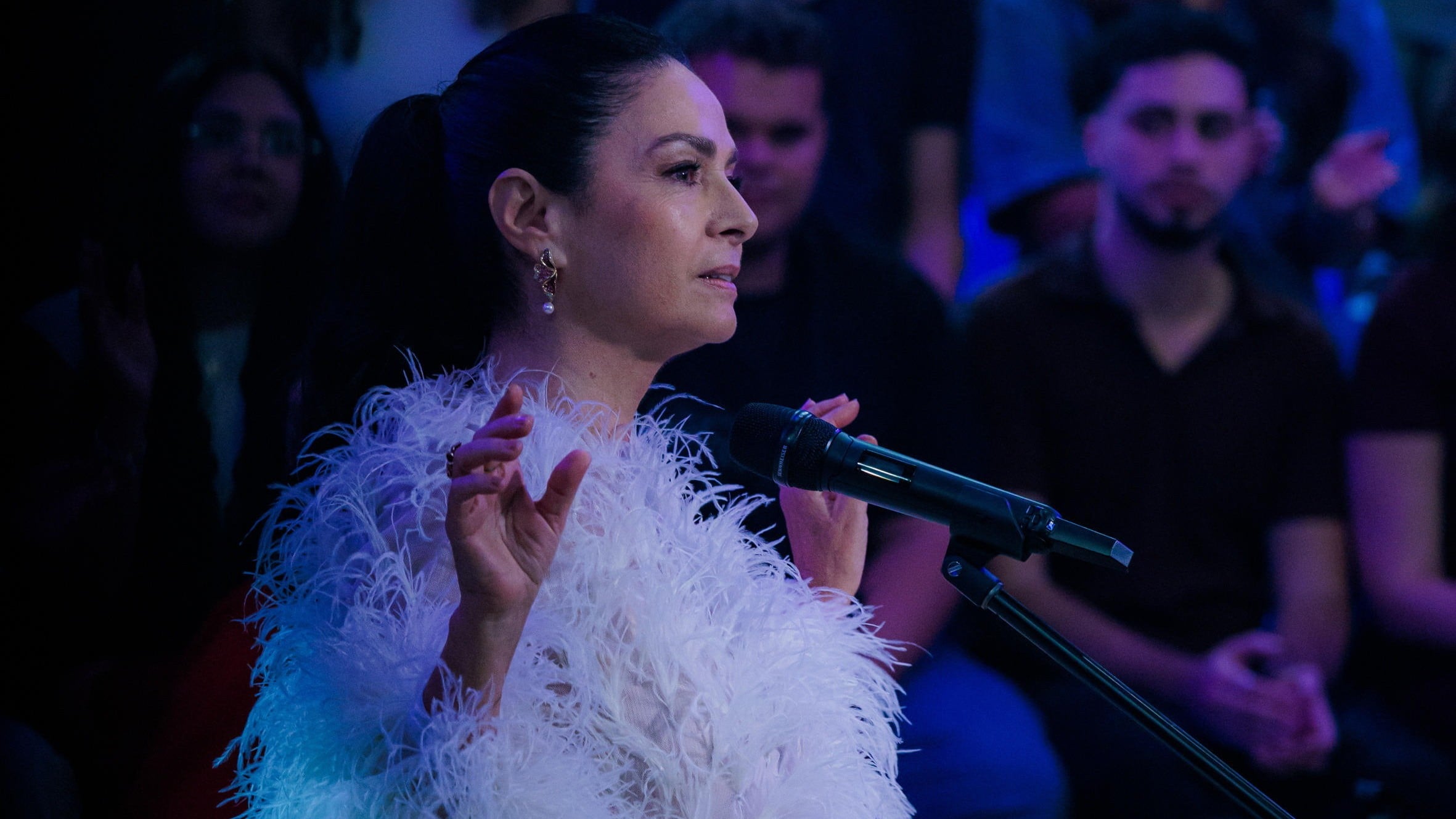 Claudia Ohana cantando no 