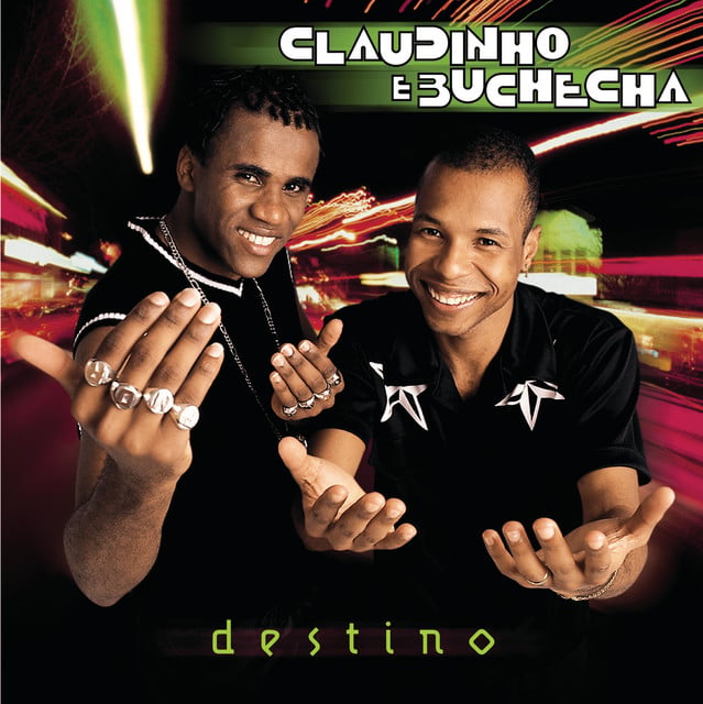 Claudinho e Buchecha estão com as mãos pra frente, como se convidassem a quem está vendo a foto ir até eles