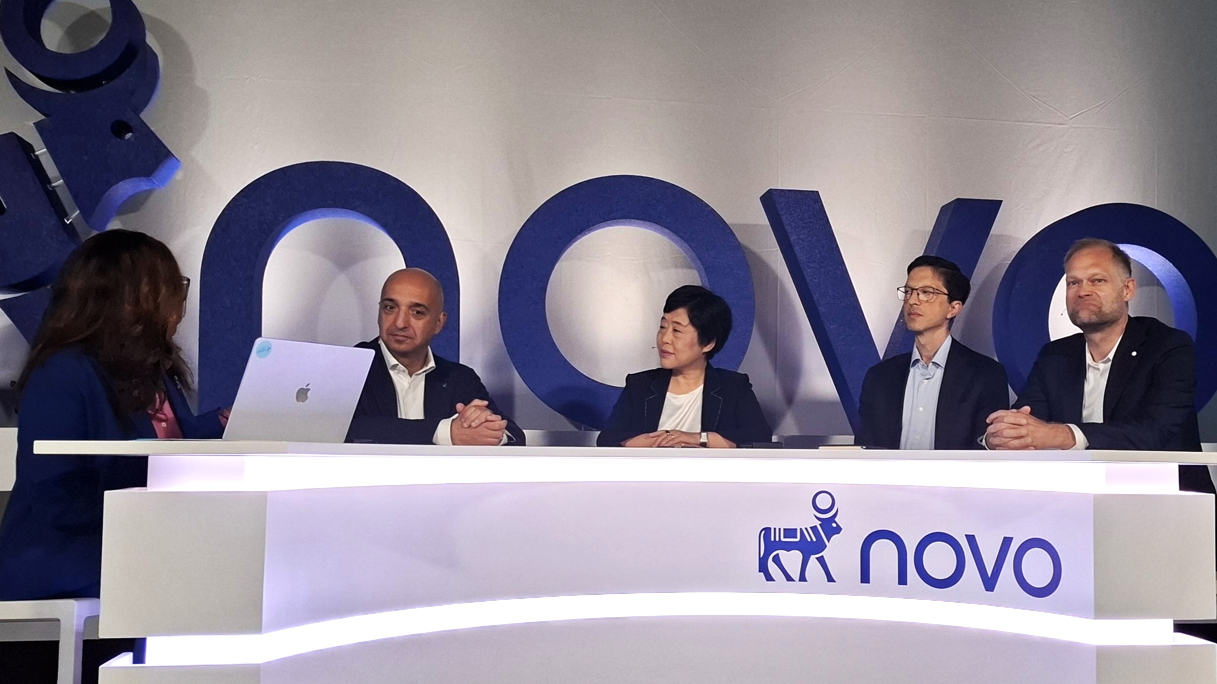 coletiva de imprensa com executivos da Novo Nordisk em Milão
