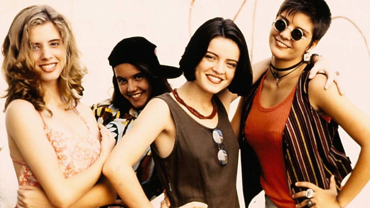 As quatro atrizes da série Confissões de Adolescente estão lado a lado, sorrindo