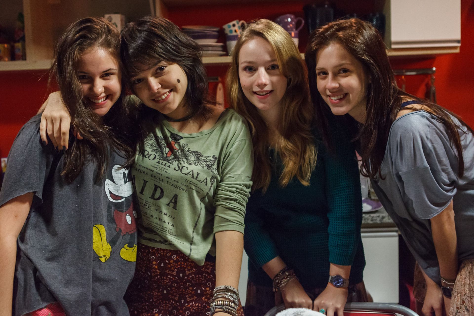 As quatro atrizes do filme "Confissões de Adolescente" lado a lado