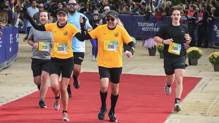 casal correndo juntos na linha de chegada de maratona