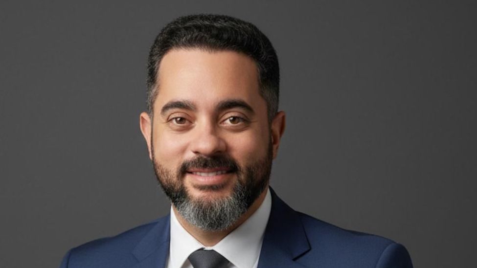 Douglas Figueredo, homem, branco, de barba e cabelos escuros, curto