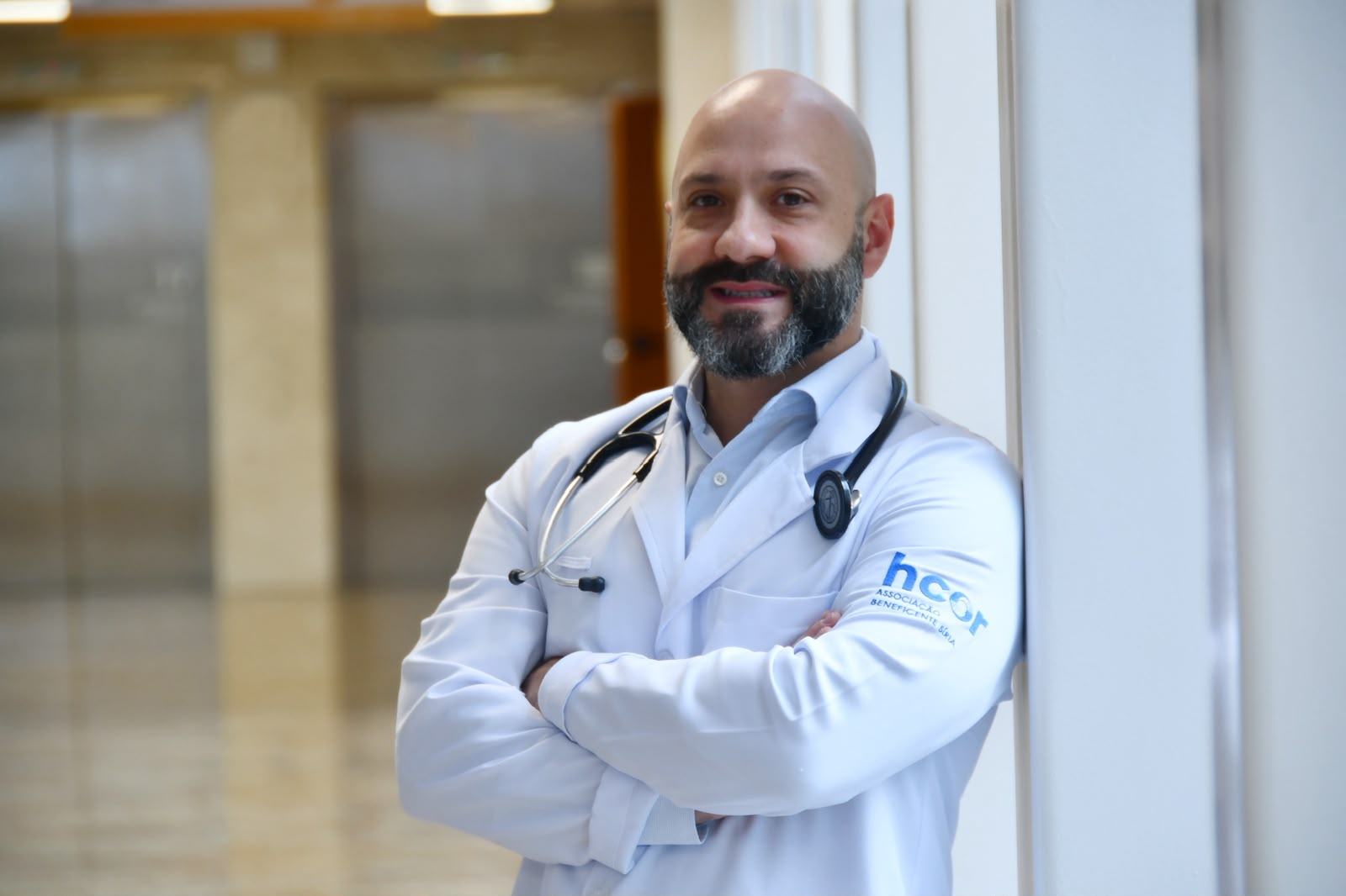 Foto do  Dr. Alexandre Abla, cardiologista do Hcor, de jaleco